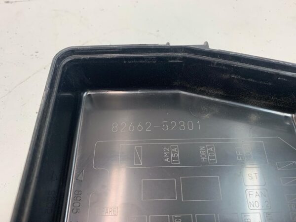 CAJA RELES / FUSIBLES TOYOTA YARIS - Imagen 4