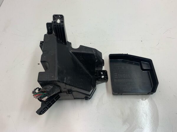 CAJA RELES / FUSIBLES TOYOTA YARIS - Imagen 5
