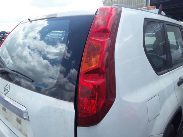 PILOTO TRASERO DERECHO NISSAN X-TRAIL