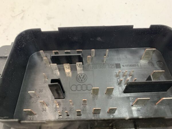 CAJA RELES / FUSIBLES VOLKSWAGEN GOLF V BERLINA - Imagen 3
