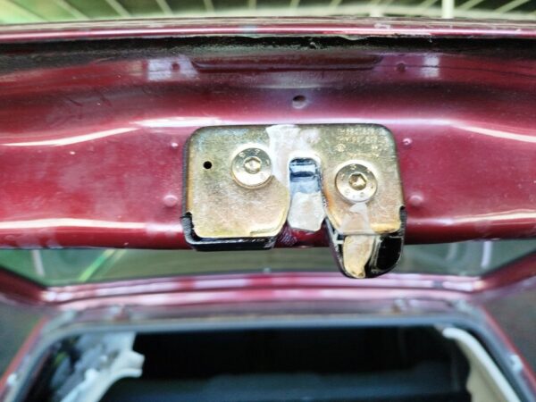CERRADURA MALETERO / PORTON VOLKSWAGEN GOLF III BERLINA