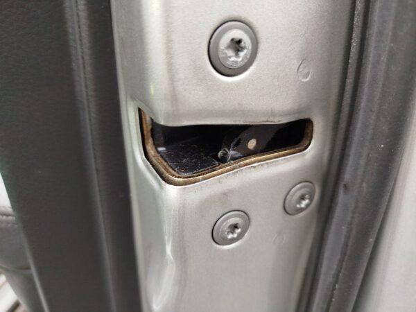 CERRADURA PUERTA DELANTERA DERECHA TOYOTA AVENSIS BERLINA