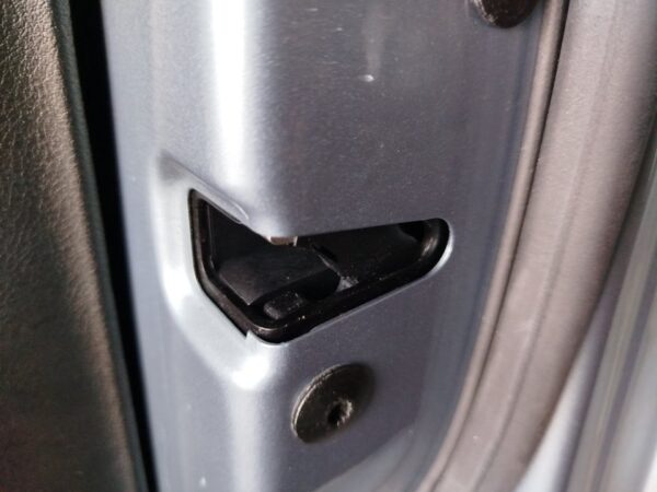 CERRADURA PUERTA DELANTERA DERECHA VOLKSWAGEN PASSAT BERLINA