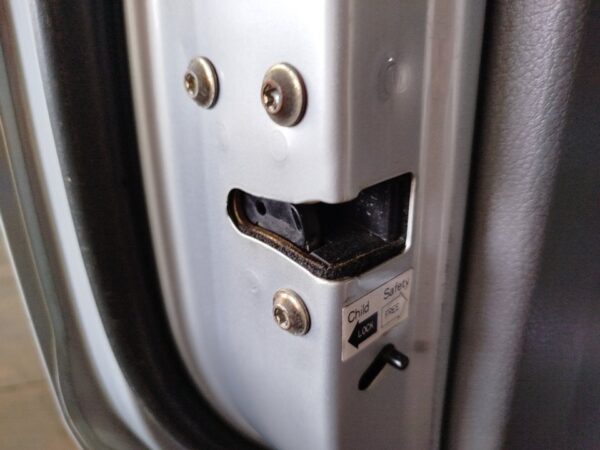 CERRADURA PUERTA TRASERA IZQUIERDA  SSANGYONG RODIUS