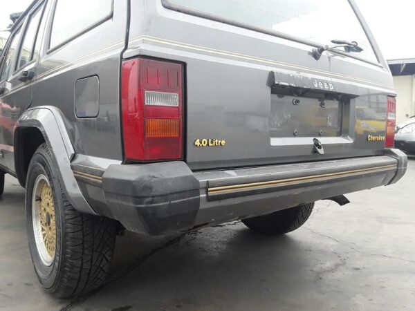 PARAGOLPES TRASERO JEEP CHEROKEE