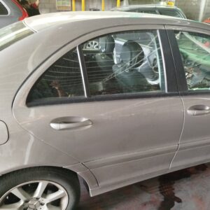 PUERTA TRASERA DERECHA MERCEDES CLASE C  BERLINA