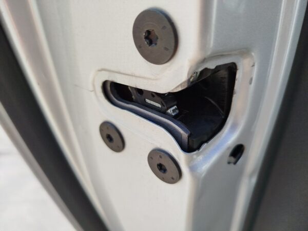 CERRADURA PUERTA TRASERA IZQUIERDA RENAULT LAGUNA III BERLINA