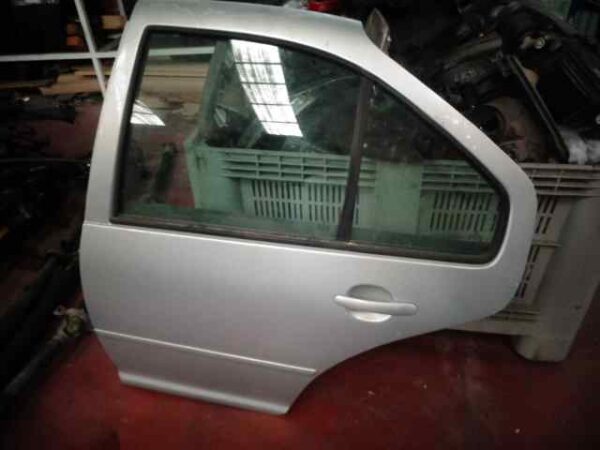 PUERTA TRASERA IZQUIERDA VOLKSWAGEN BORA BERLINA