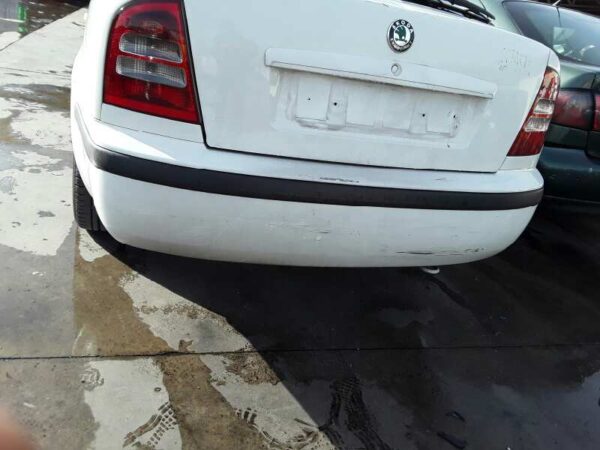 PARAGOLPES TRASERO SKODA OCTAVIA BERLINA