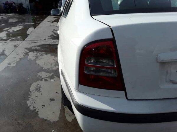 PILOTO TRASERO IZQUIERDO SKODA OCTAVIA BERLINA