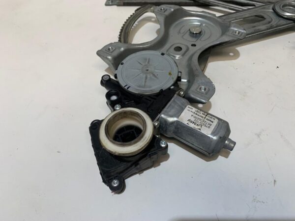 ELEVALUNAS DELANTERO IZQUIERDO TOYOTA AURIS