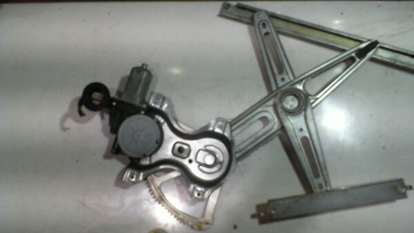 ELEVALUNAS DELANTERO DERECHO TOYOTA YARIS