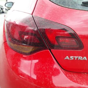 PILOTO TRASERO IZQUIERDO OPEL ASTRA J LIM.