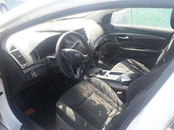 PILOTO TRASERO DERECHO INTERIOR HYUNDAI I40 - Imagen 4