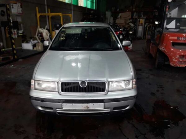 FARO DERECHO SKODA OCTAVIA BERLINA - Imagen 2