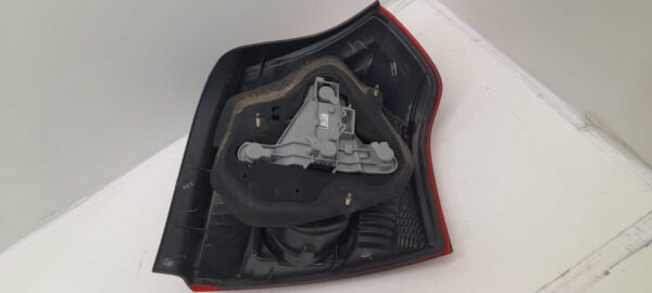 PILOTO TRASERO IZQUIERDO TOYOTA COROLLA (E12)