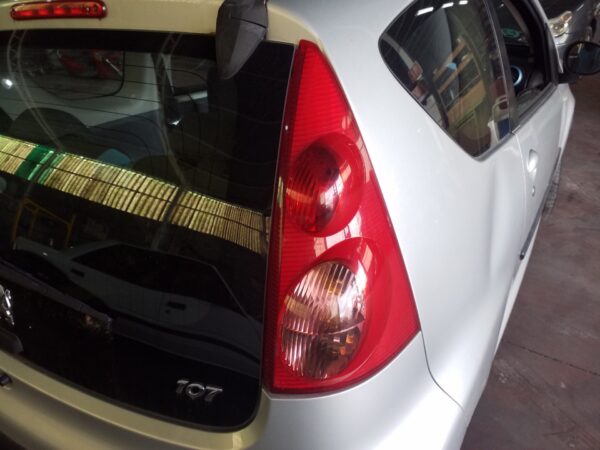 PILOTO TRASERO DERECHO PEUGEOT 107