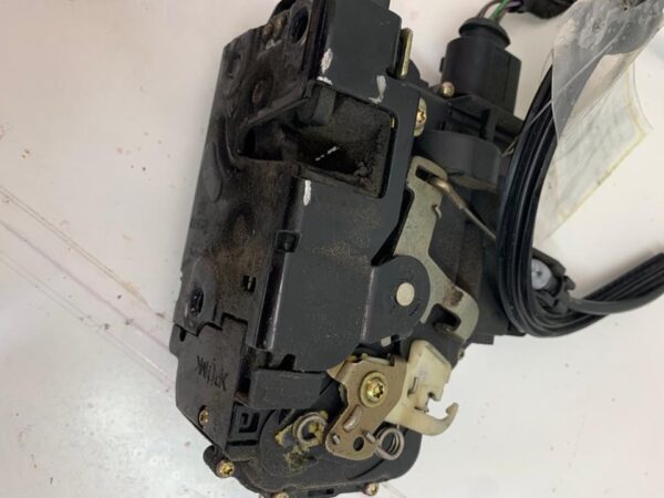CERRADURA PUERTA DELANTERA DERECHA VOLKSWAGEN GOLF IV BERLINA