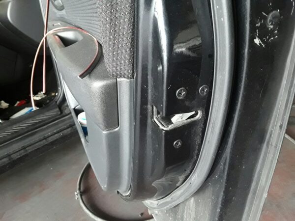CERRADURA PUERTA DELANTERA DERECHA MAZDA 3 BERLINA