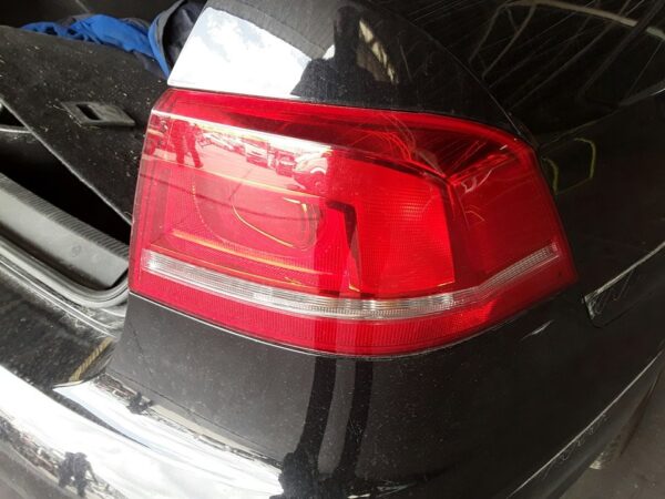 PILOTO TRASERO DERECHO VOLKSWAGEN PASSAT BERLINA