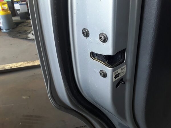 CERRADURA PUERTA TRASERA IZQUIERDA SSANGYONG RODIUS