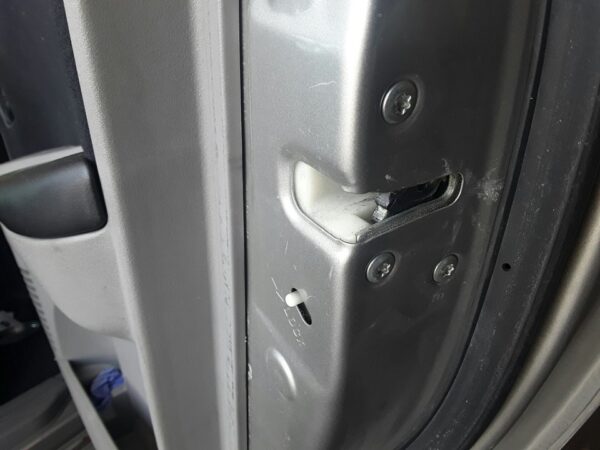 CERRADURA PUERTA TRASERA DERECHA  MITSUBISHI GRANDIS
