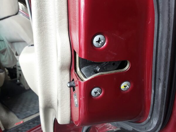 CERRADURA PUERTA TRASERA DERECHA  NISSAN TERRANO/TERRANO.II