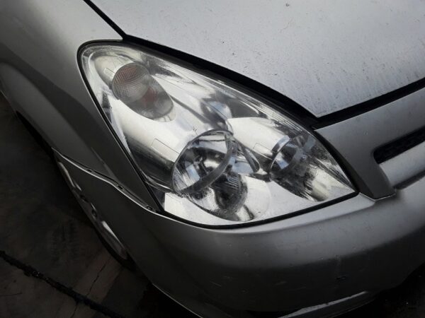 FARO DERECHO TOYOTA COROLLA VERSO