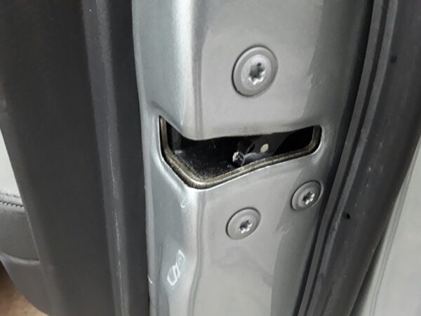 CERRADURA PUERTA DELANTERA DERECHA TOYOTA AVENSIS BERLINA