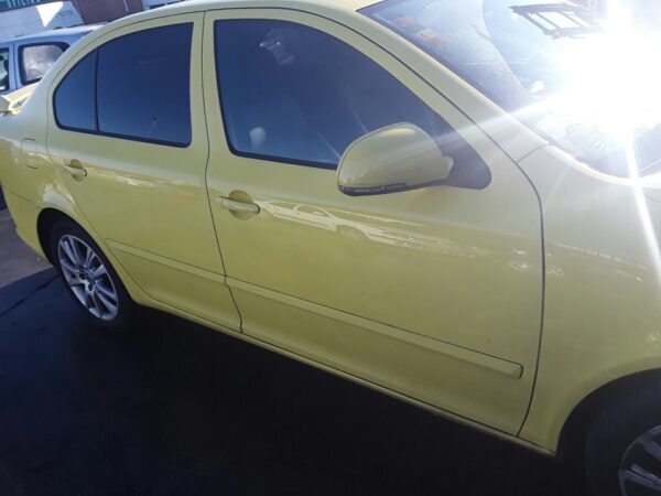 PUERTA DELANTERA DERECHA SKODA OCTAVIA BERLINA