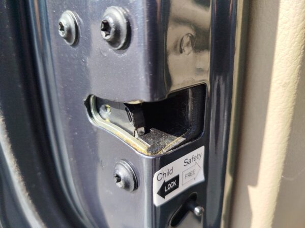 CERRADURA PUERTA TRASERA IZQUIERDA SSANGYONG RODIUS
