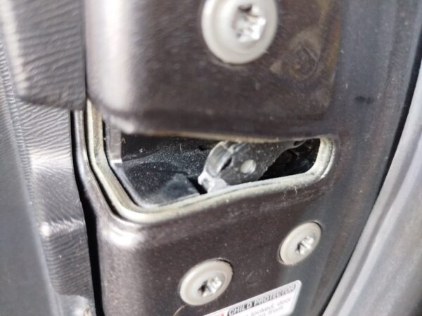 CERRADURA PUERTA TRASERA DERECHA TOYOTA AVENSIS (T27)