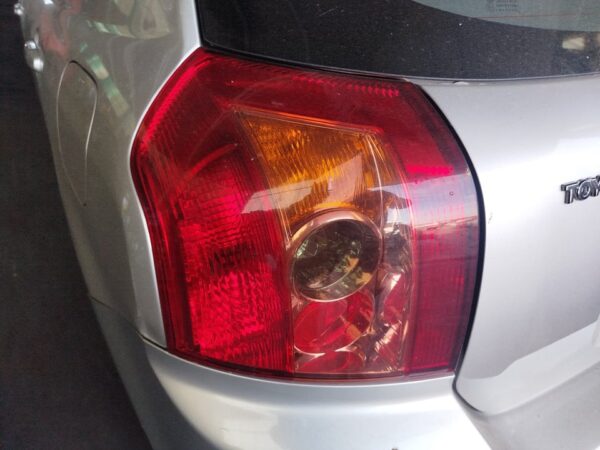 PILOTO TRASERO IZQUIERDO TOYOTA COROLLA (E12)