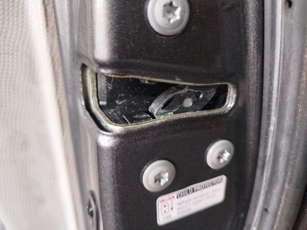 CERRADURA PUERTA TRASERA DERECHA TOYOTA YARIS (KSP9/SCP9/NLP9)