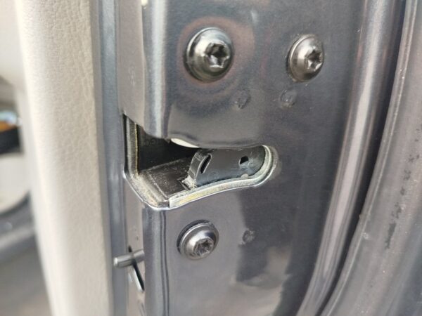 CERRADURA PUERTA TRASERA DERECHA SSANGYONG RODIUS