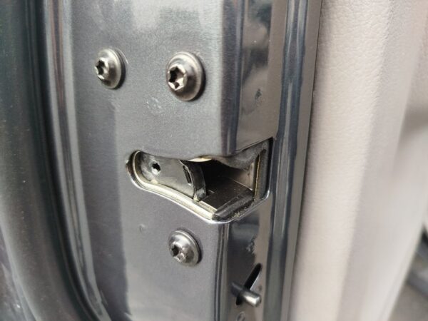 CERRADURA PUERTA TRASERA IZQUIERDA SSANGYONG RODIUS