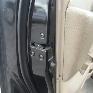 CERRADURA PUERTA DELANTERA IZQUIERDA KIA CARENS (UN)