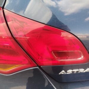 PILOTO TRASERO IZQUIERDO INTERIOR OPEL ASTRA J BERLINA 5P
