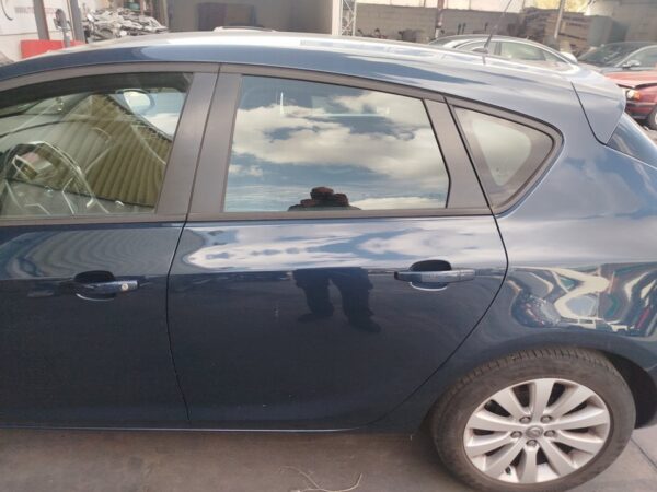 PUERTA TRASERA IZQUIERDA OPEL ASTRA J BERLINA 5P
