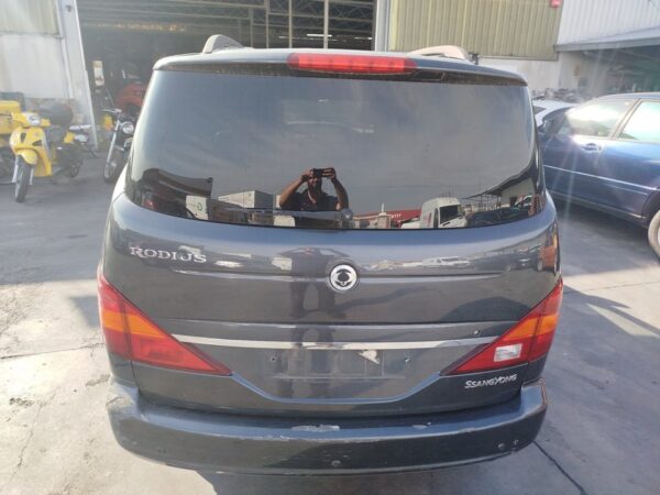 PORTON TRASERO SSANGYONG RODIUS