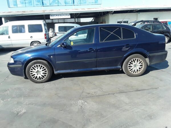 PILOTO TRASERO DERECHO SKODA OCTAVIA BERLINA - Imagen 2