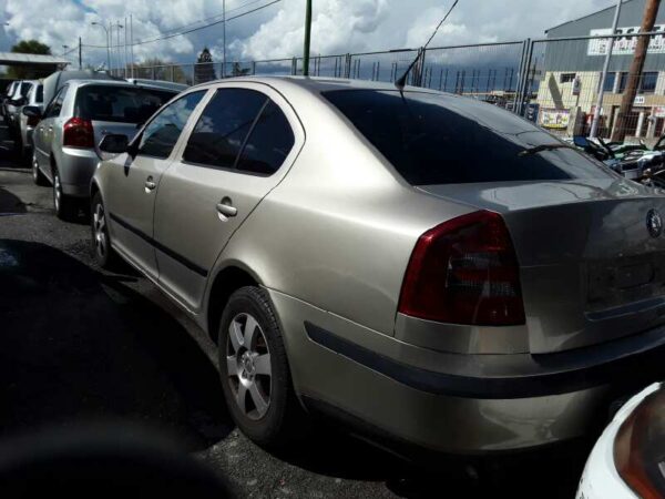 CAJA RELES / FUSIBLES SKODA OCTAVIA BERLINA (1Z3) - Imagen 4