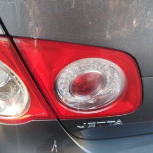 PILOTO TRASERO IZQUIERDO INTERIOR VOLKSWAGEN JETTA V (1K2)