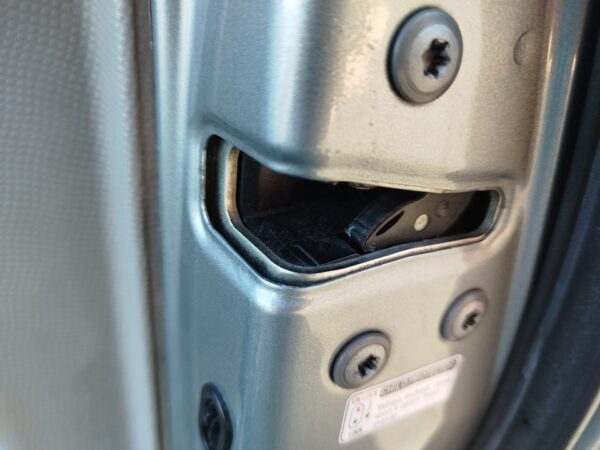 CERRADURA PUERTA TRASERA DERECHA TOYOTA YARIS (KSP9/SCP9/NLP9)