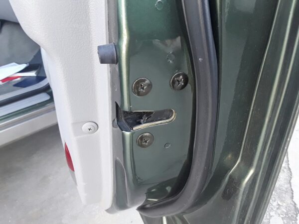 CERRADURA PUERTA DELANTERA DERECHA KIA SORENTO (BL)