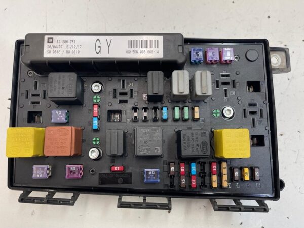 CAJA RELES / FUSIBLES OPEL ASTRA H BERLINA