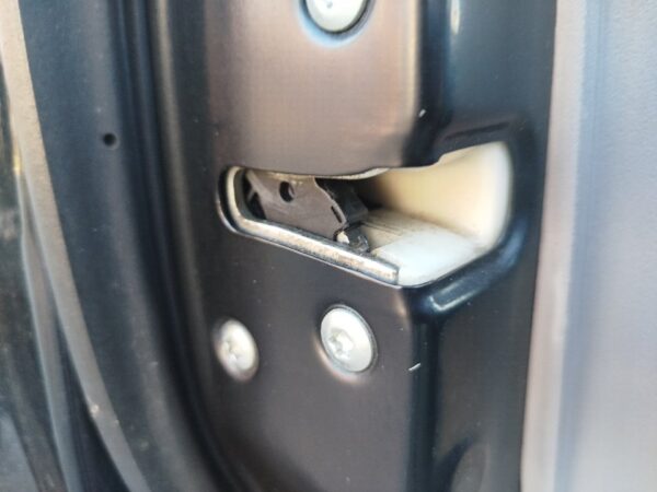 CERRADURA PUERTA DELANTERA IZQUIERDA MITSUBISHI GRANDIS (NA0W)