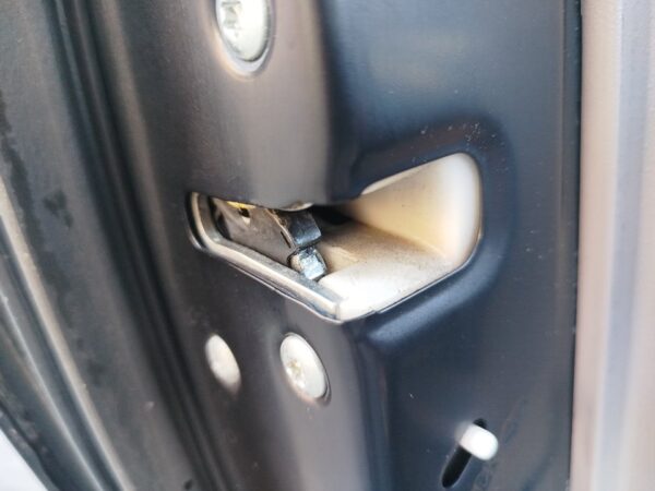 CERRADURA PUERTA TRASERA IZQUIERDA MITSUBISHI GRANDIS (NA0W)