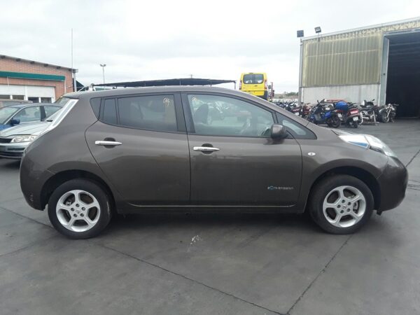 PILOTO TRASERO DERECHO NISSAN LEAF (ZE0) - Imagen 2