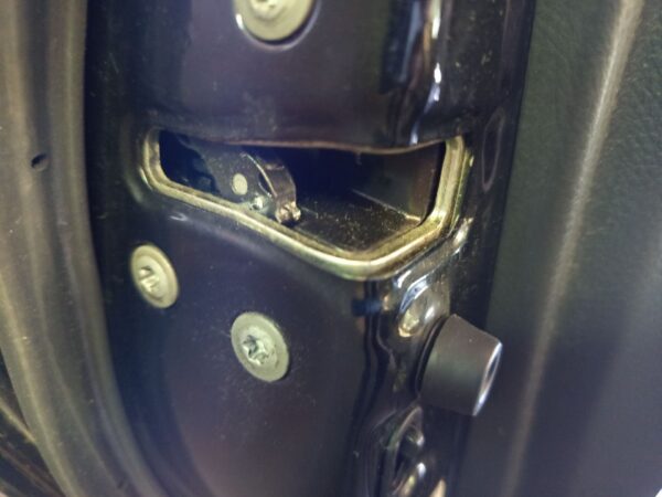 CERRADURA PUERTA TRASERA IZQUIERDA TOYOTA AVENSIS WAGON (T25)